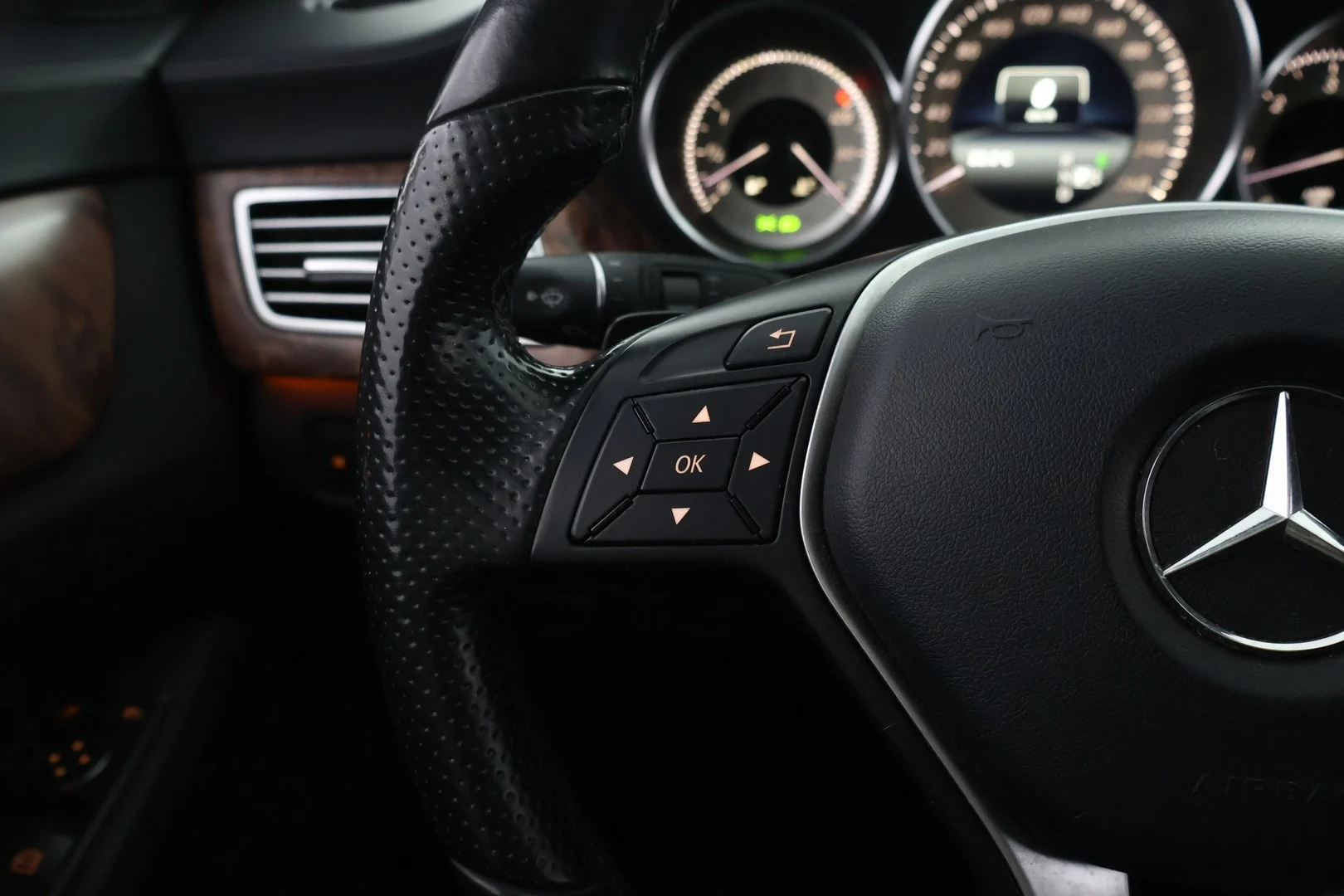 Car Image - IWH01pl2ke73DD8hporgu