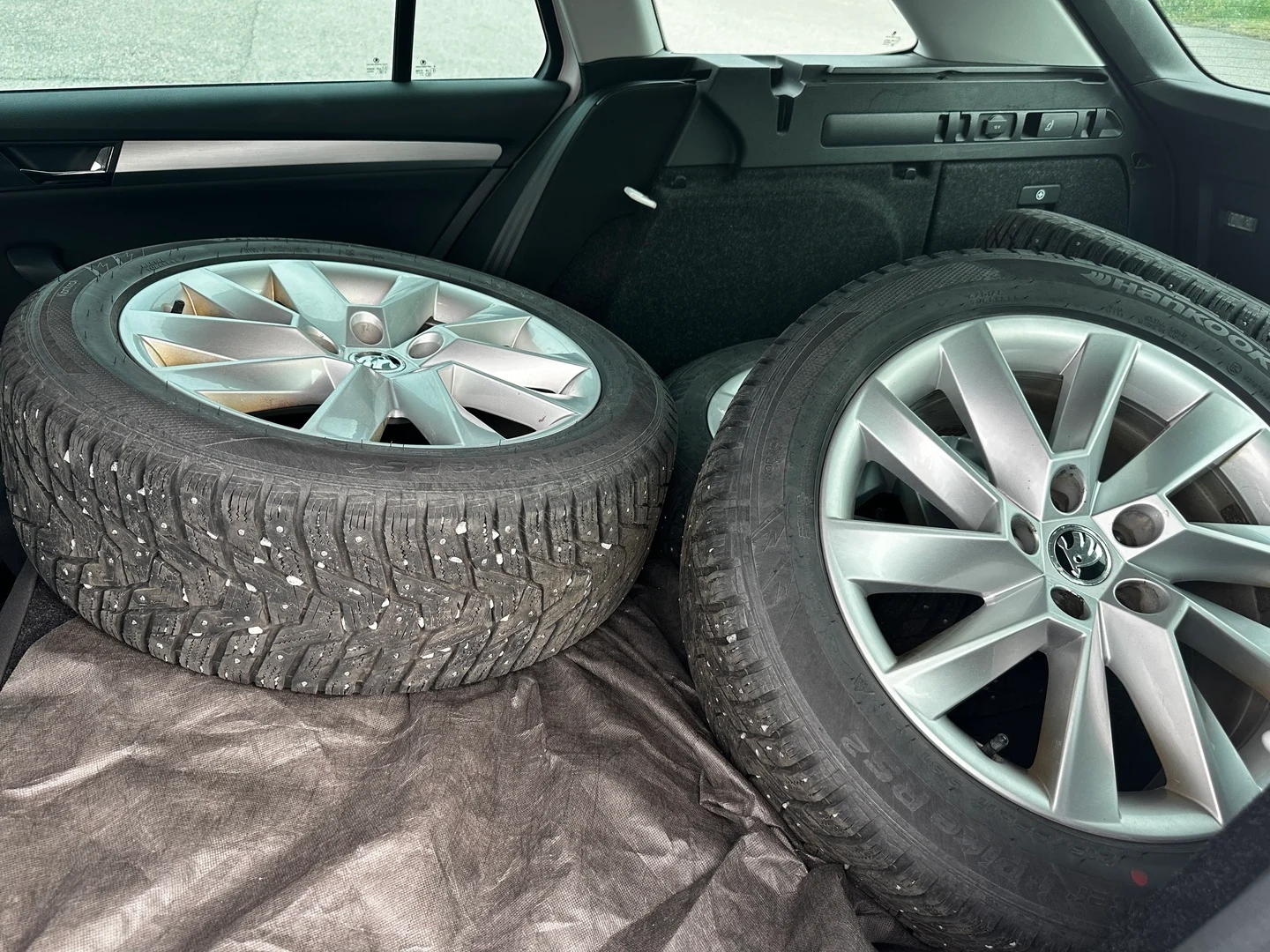 Car Image - Iygh4cp3PXZUhxxKw1B8v