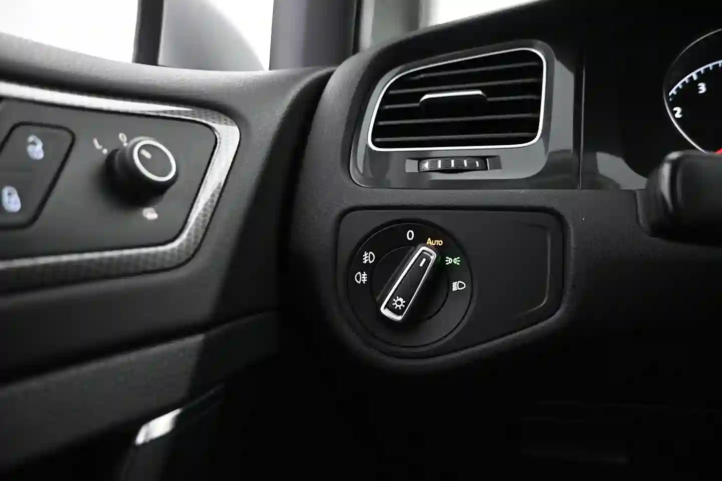 Car Image - 65Kj3jVFeTFCi87f1OpcIM