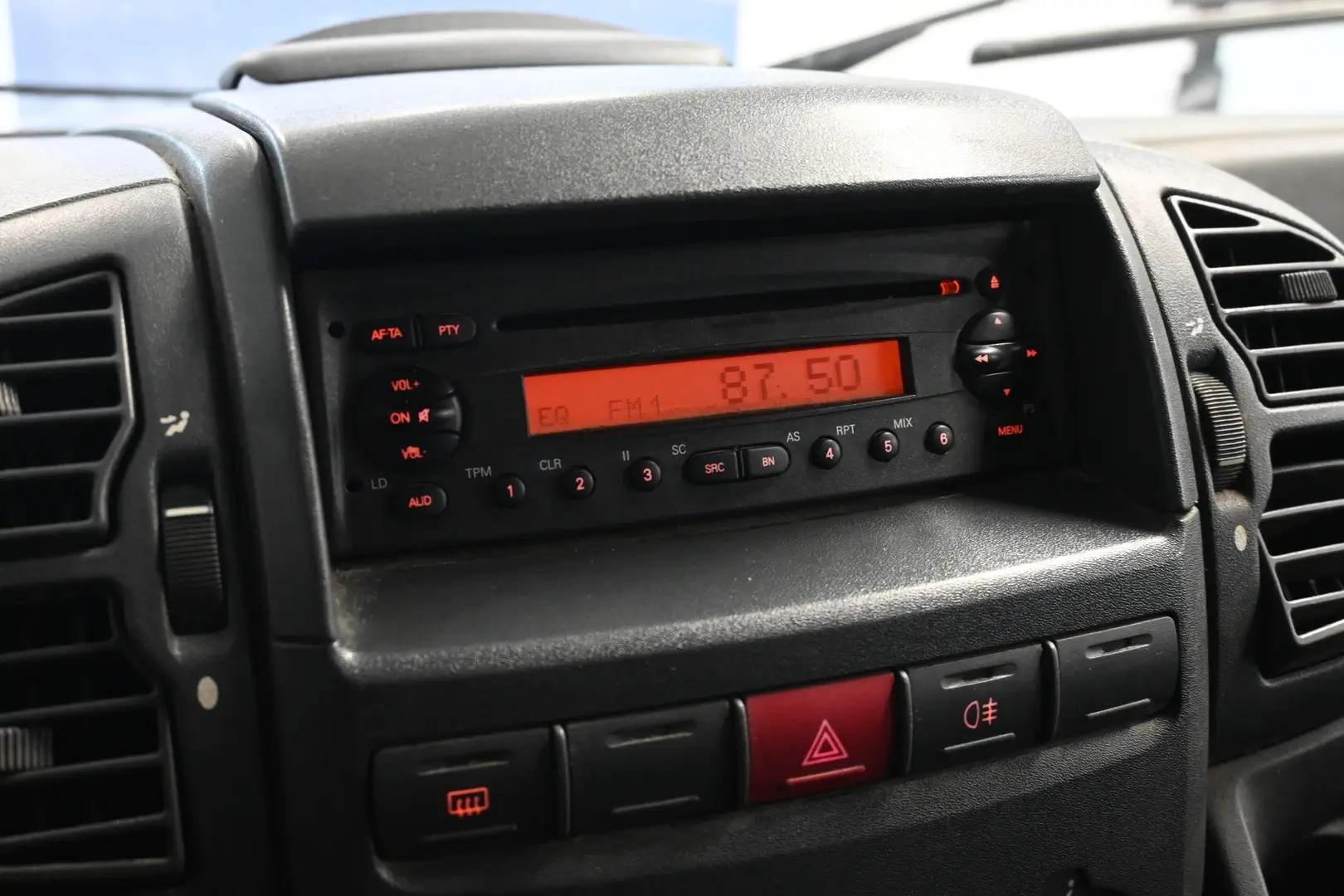Car Image - 5TzyQ5ywX40qXP3niVTLSM