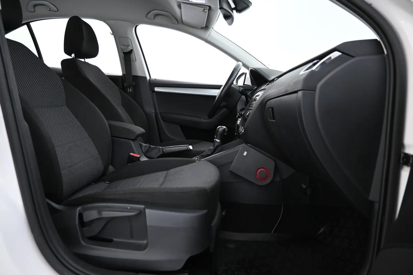 Car Image - 63QWKhyOR99r1KpbvjrjHJ