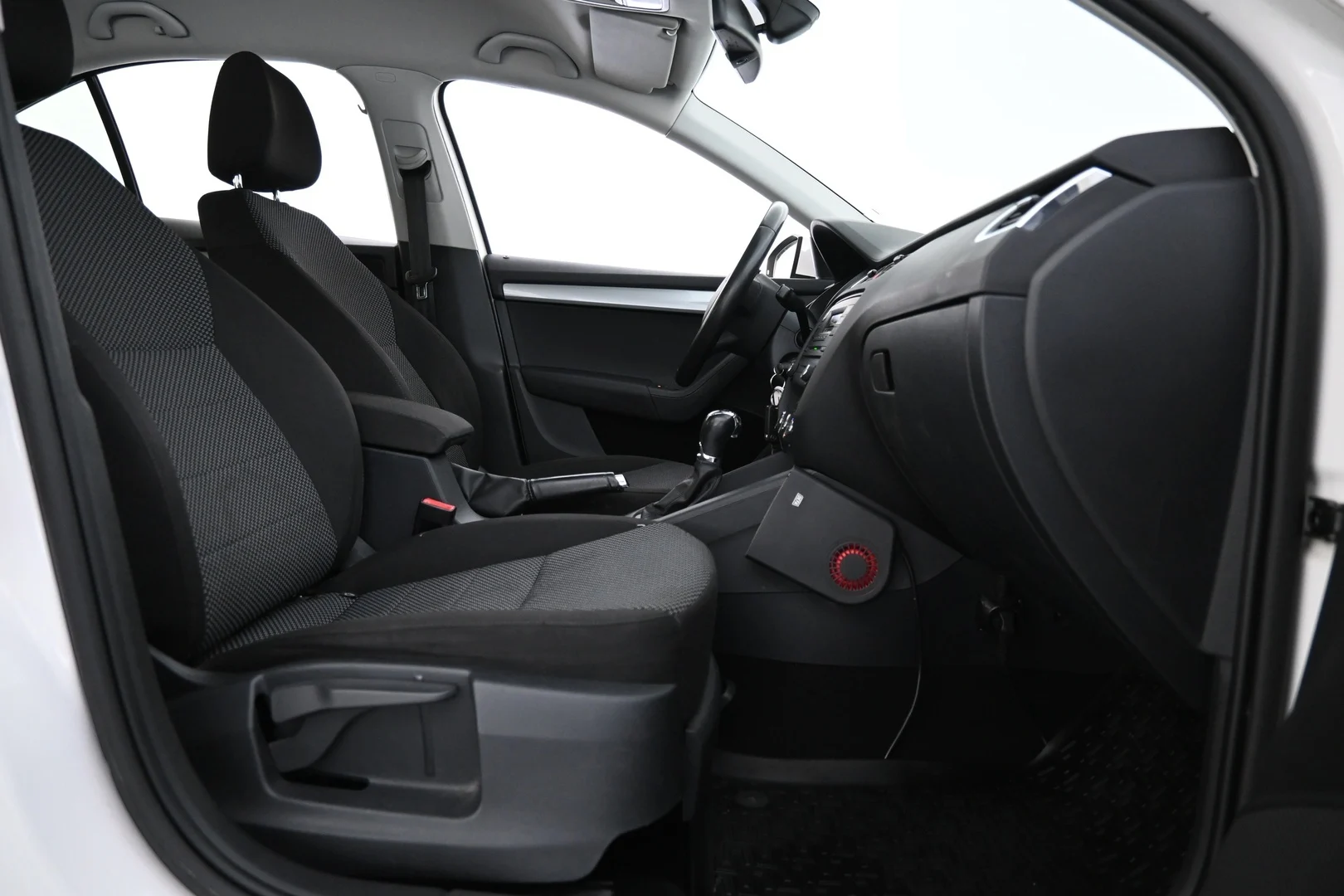 Car Image - 63QWKhyOR99r1KpbvjrjHJ
