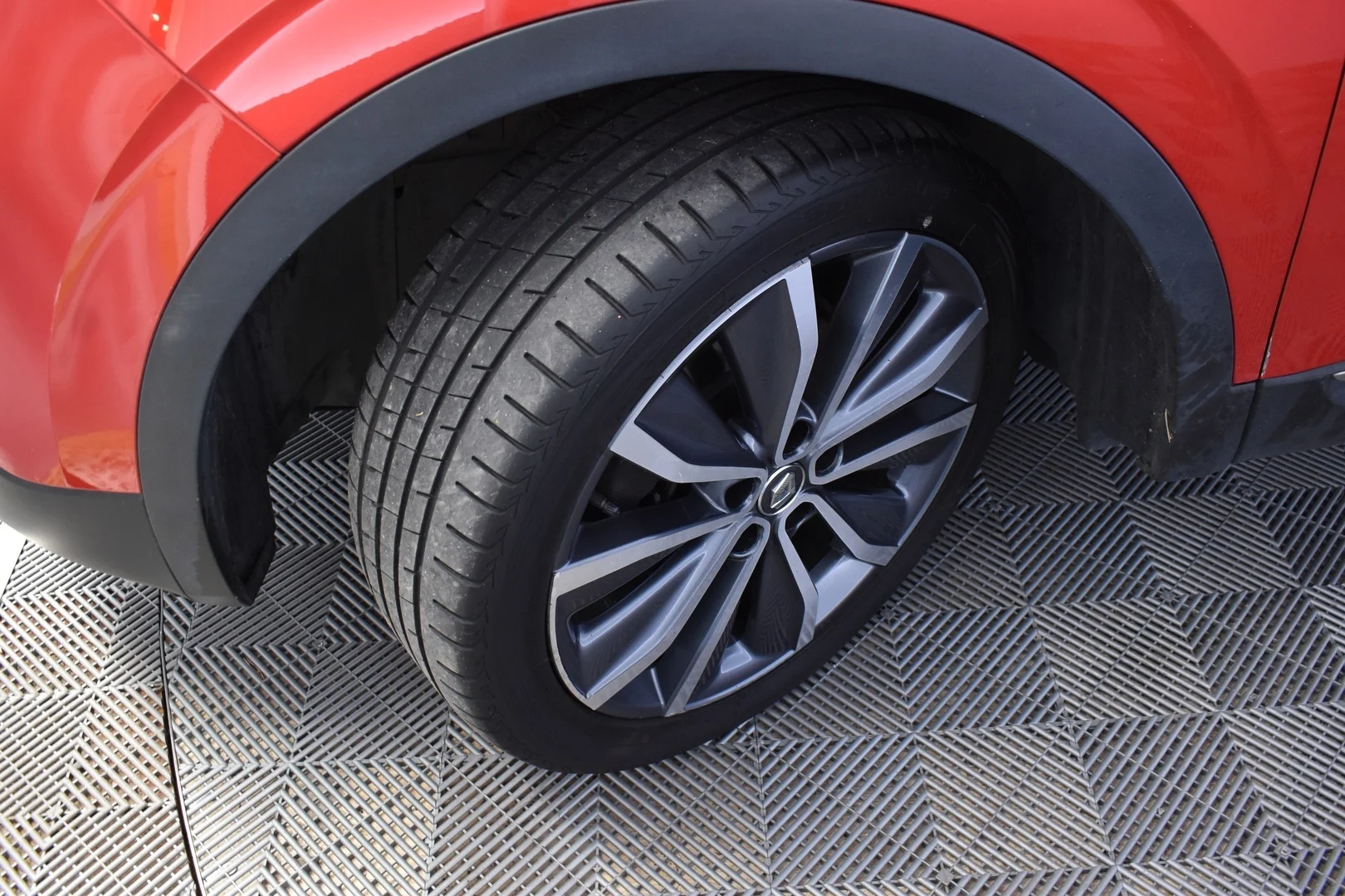 Car Image - 5z6R2mKQ9qMwdR6XVxi52C