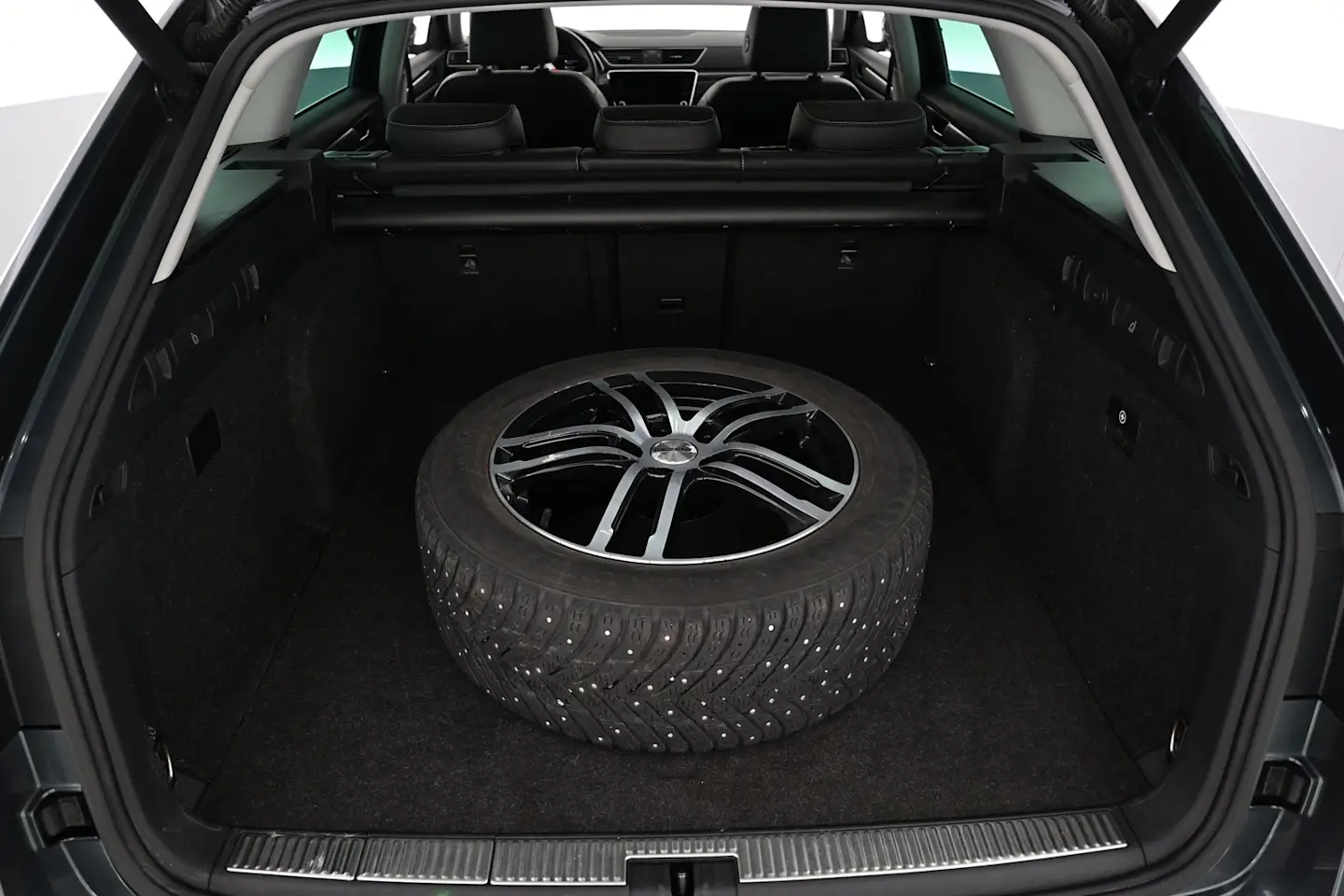 Car Image - 18XN1WL3c4vSF55U1BgOzL
