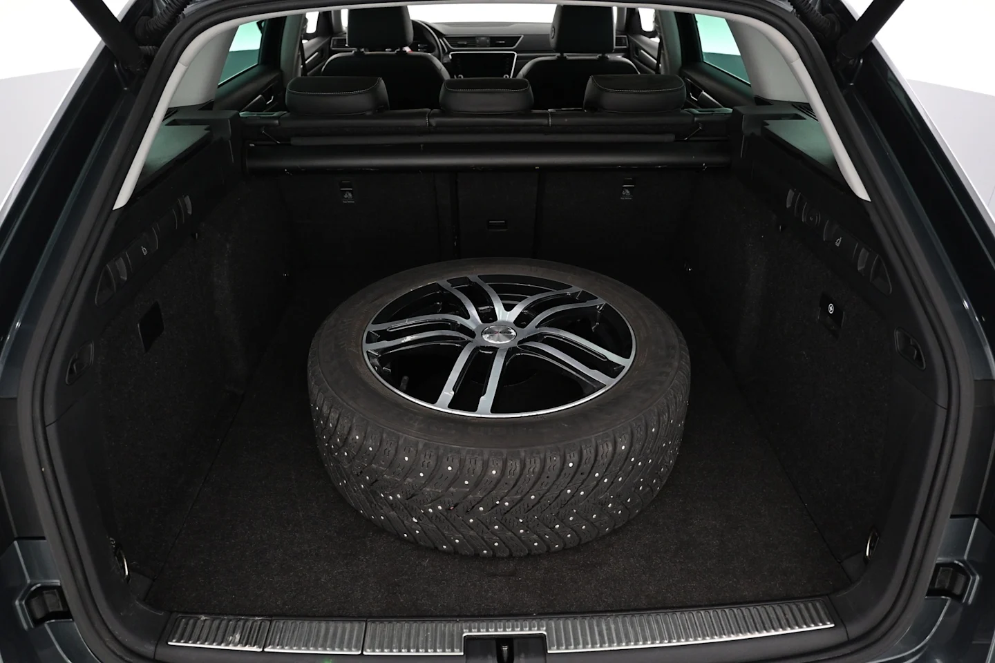 Car Image - 18XN1WL3c4vSF55U1BgOzL