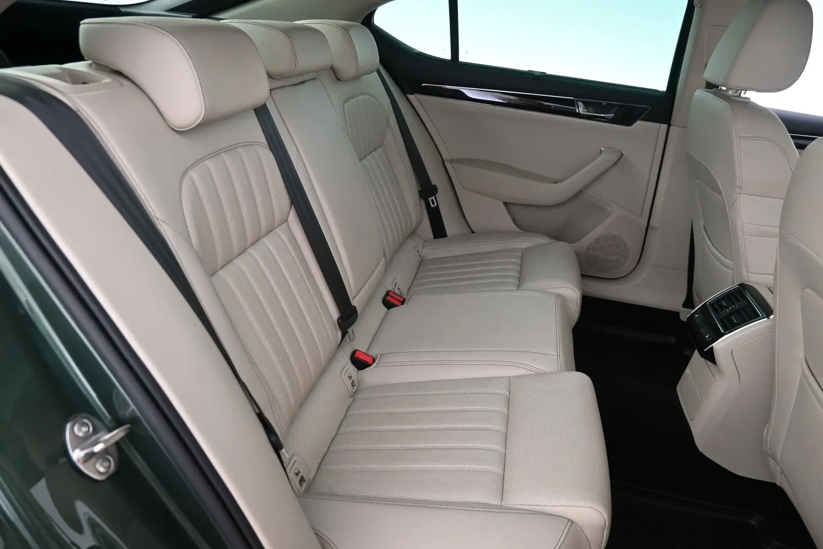 Car Image - 6K8lF71sVOpdb5AuCEpVXF