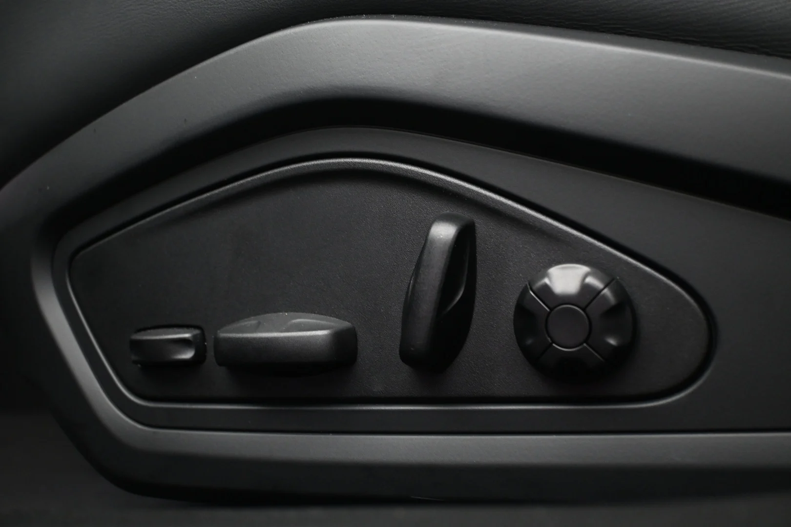 Car Image - 35voUsNw94jJ6GewQT8Nq2