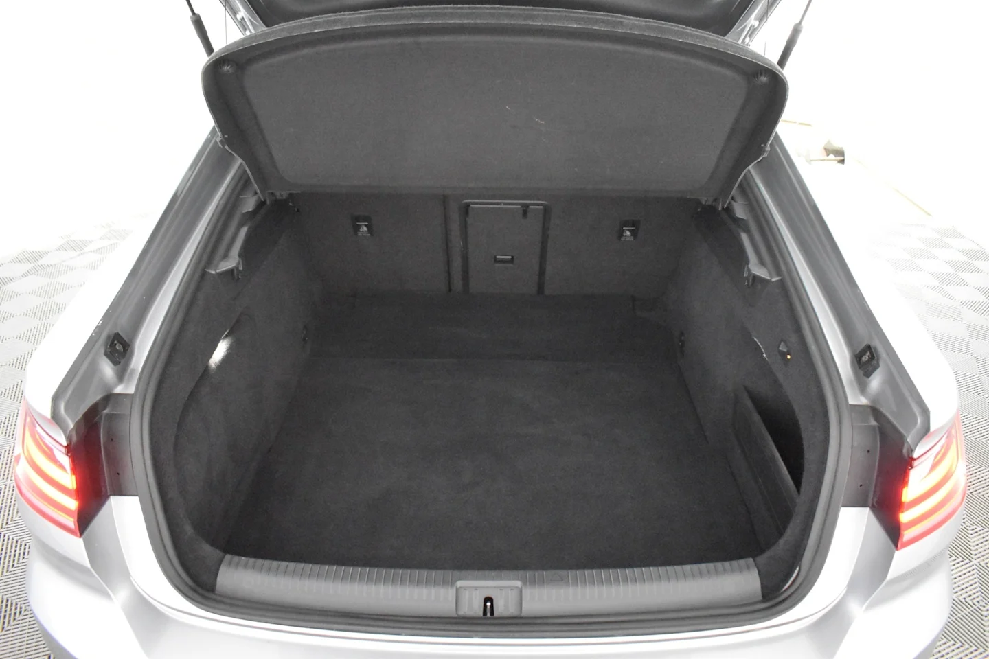 Car Image - 2pai29HWUP5X9I6TNGUslb