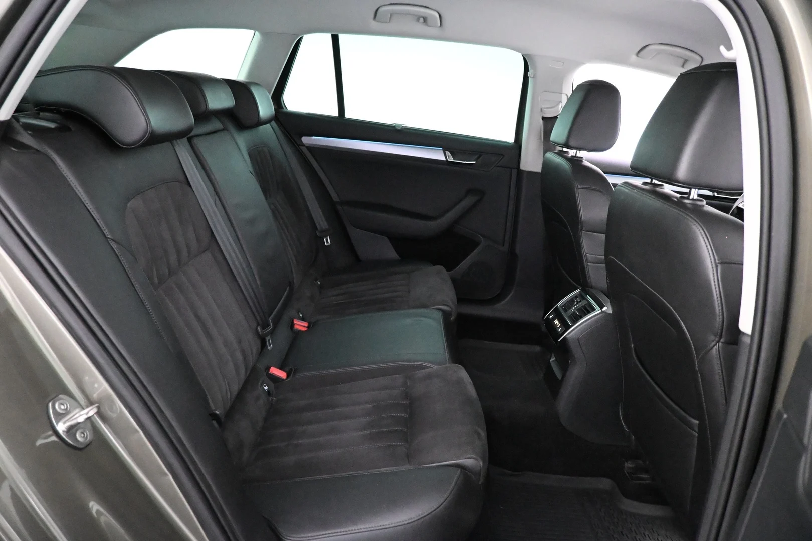 Car Image - lk2dHzc1NX635RBtsq0TI