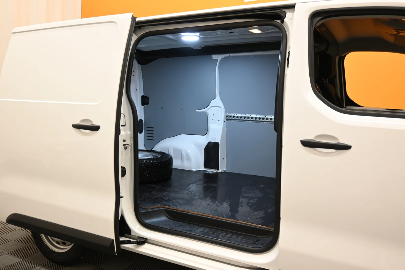 Car Image - KYOcqrKq0fqNc4D2SkkUB