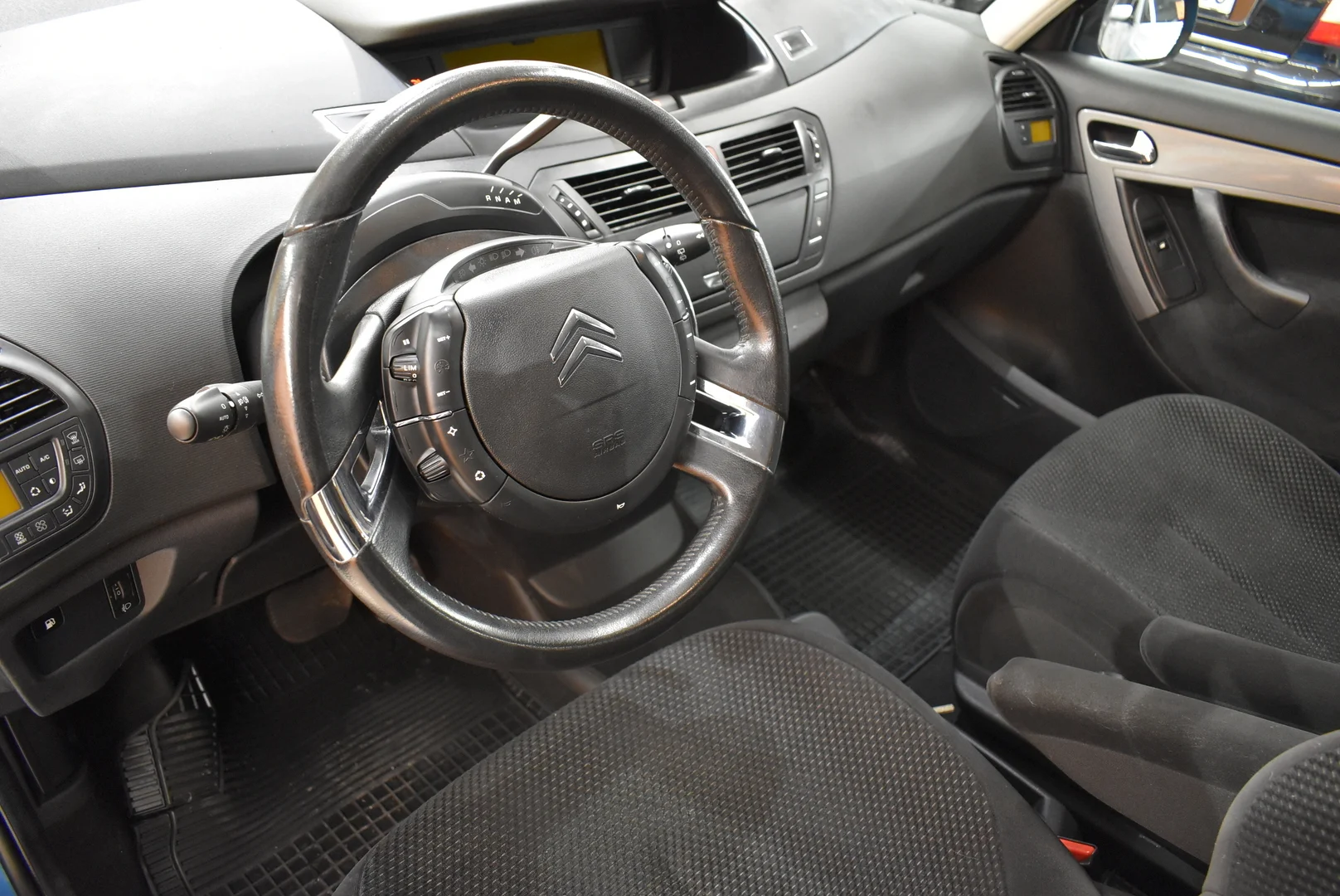 Car Image - 5J26SwNNkgvAGNxYnQyfBZ