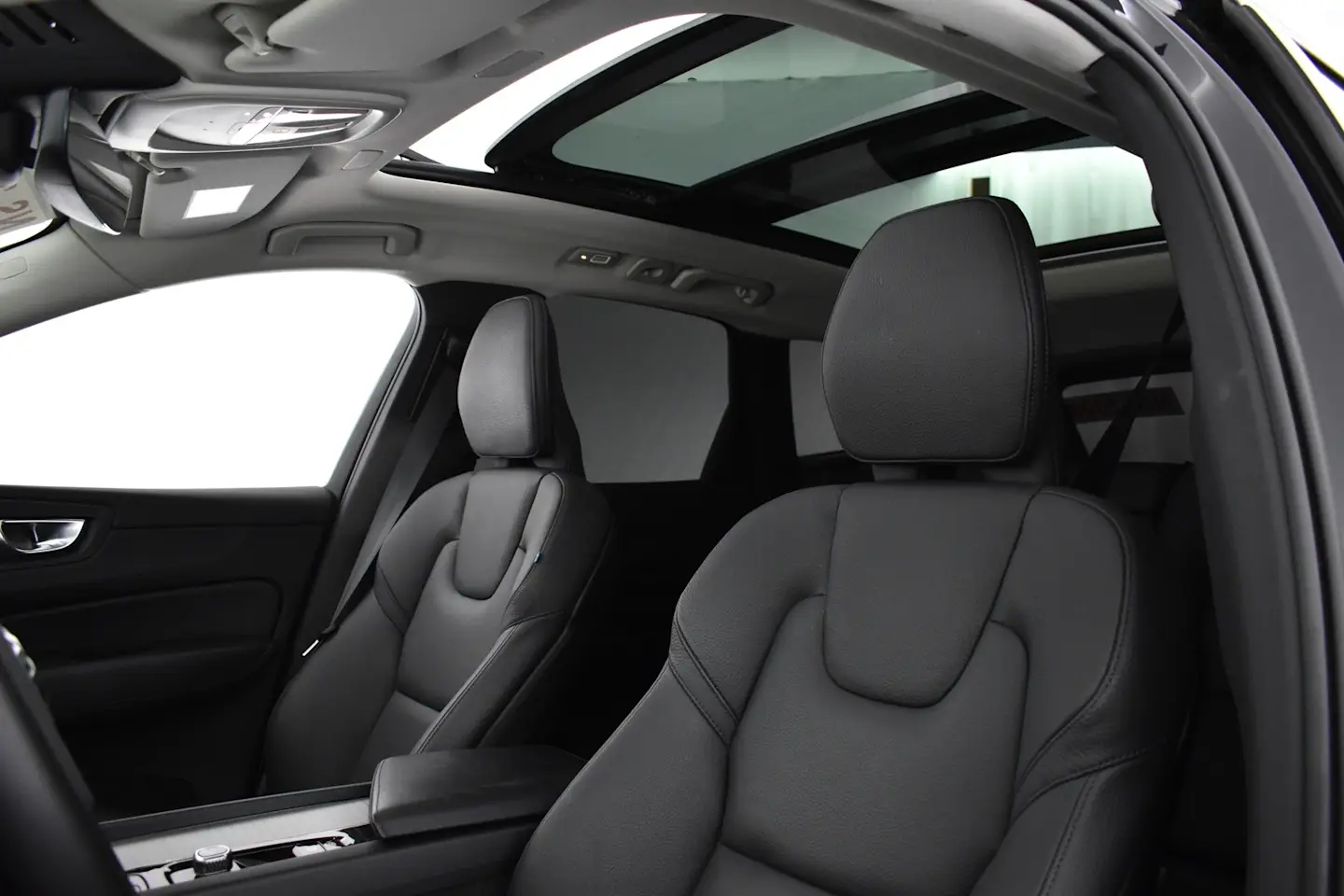 Car Image - UkDHRV7B0gWjFV2qsPc2e