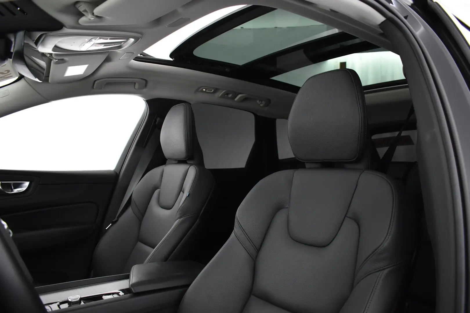 Car Image - UkDHRV7B0gWjFV2qsPc2e