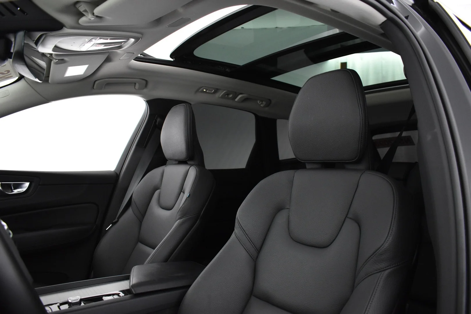 Car Image - UkDHRV7B0gWjFV2qsPc2e