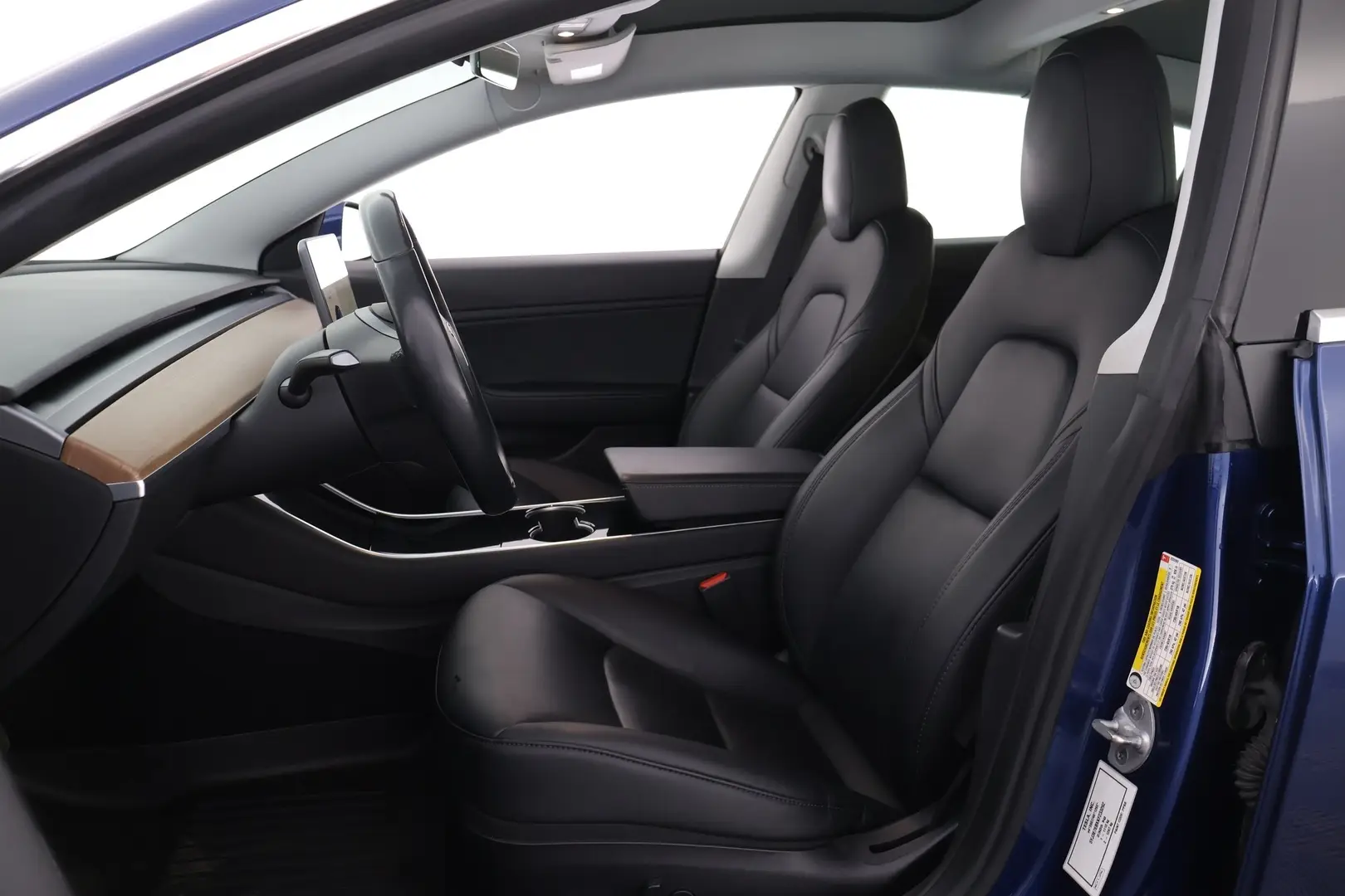 Car Image - 26B0eR7Xux1d9FNwlGEPmd