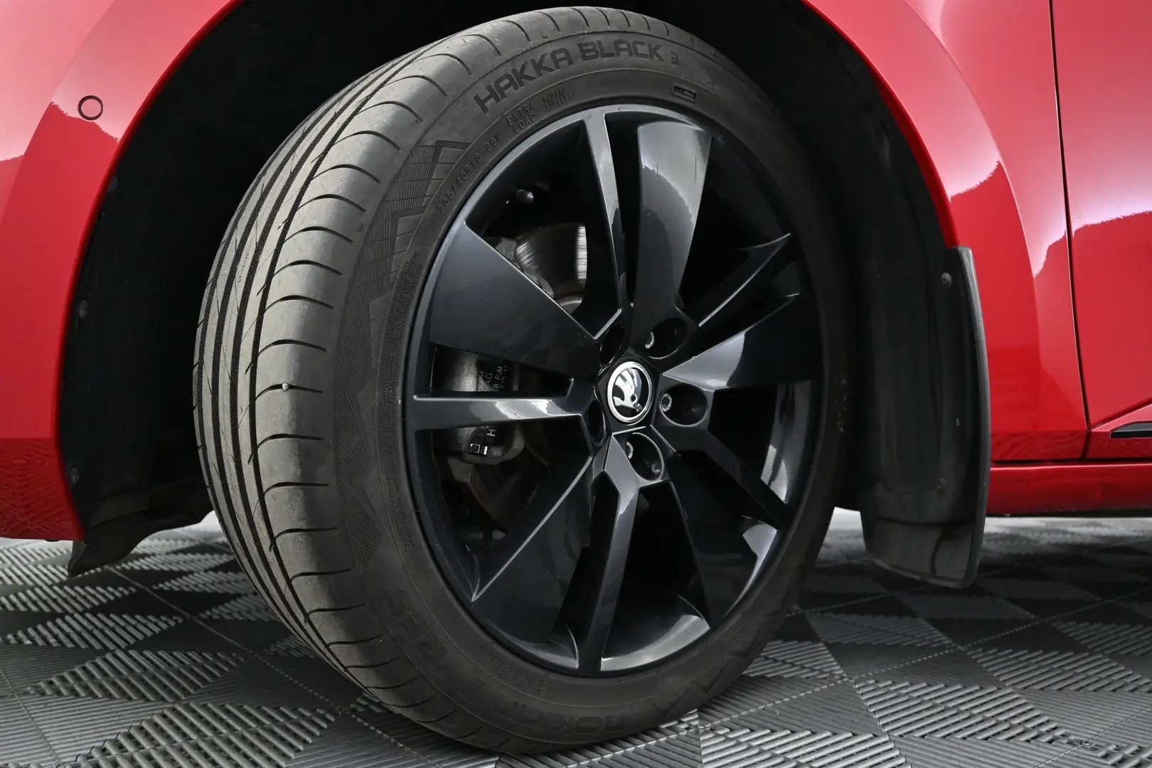 Car Image - 6VsNeLLzfiC2JWBE8ZBwHG
