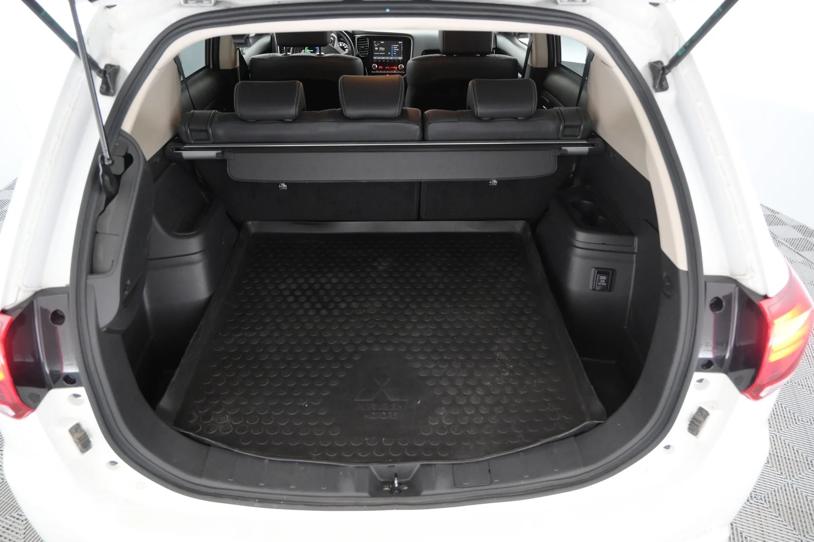 Car Image - rX3z3hcYitOiQQ46EixyI