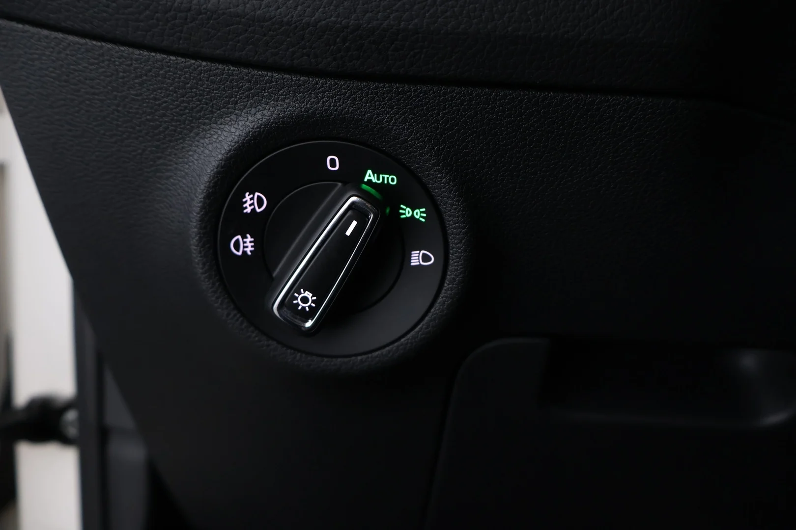 Car Image - 2b6kBY70QkFXrlary0dVQG