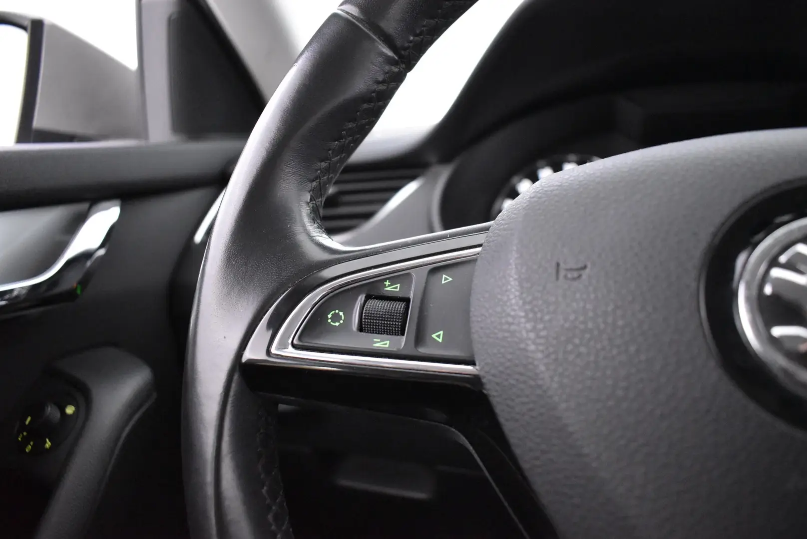 Car Image - 6onBqsp9EOSl7HUlkKAMA6