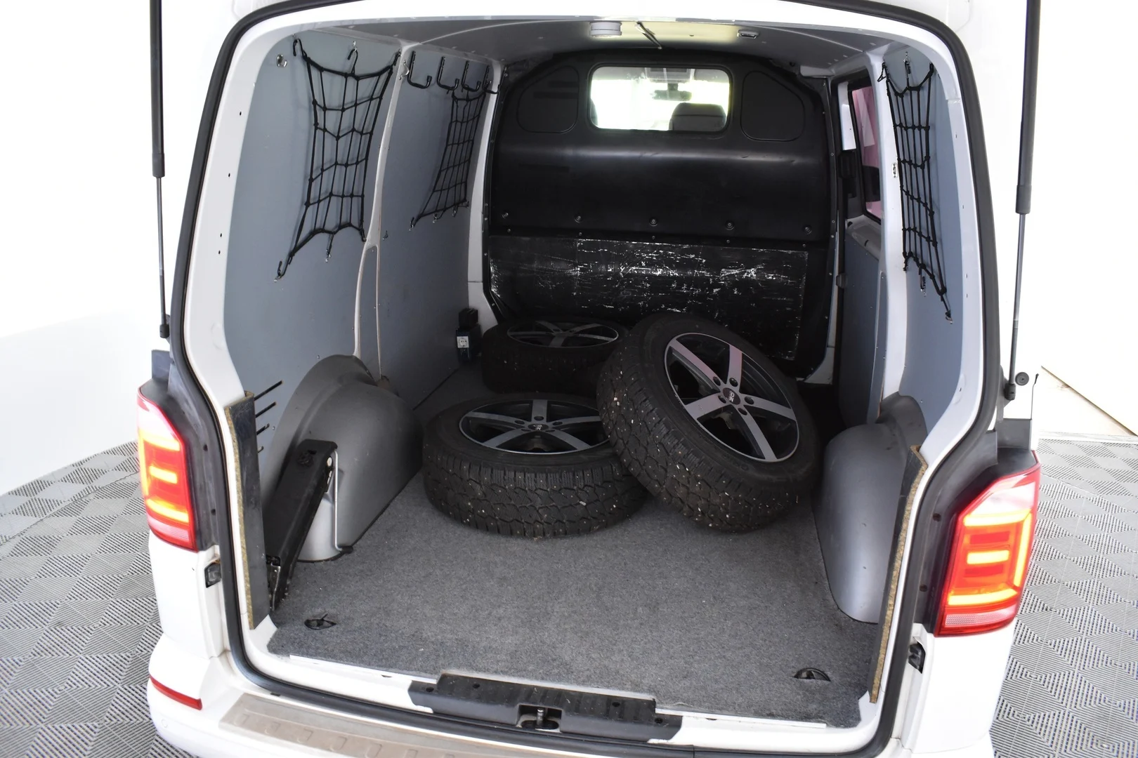 Car Image - 4i3eYNmXMRy9Ld6pF8HdSV