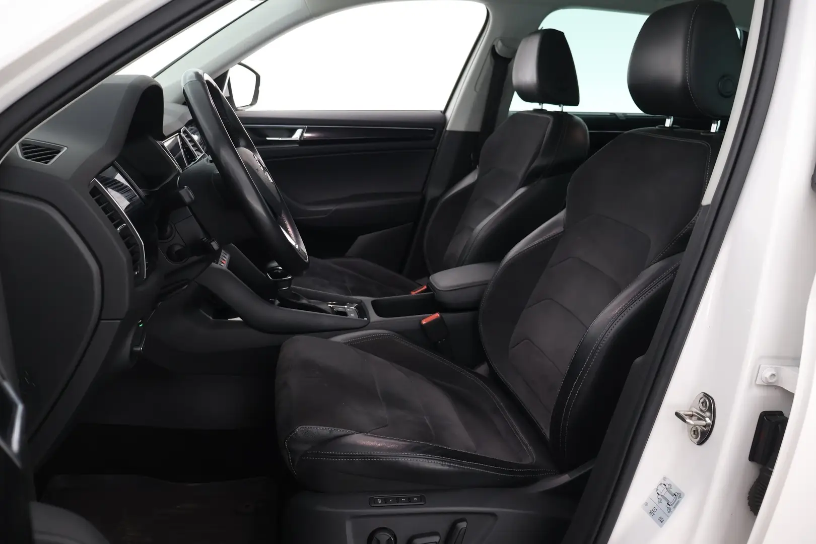 Car Image - 2b6kBY70QkFXrlary0dVQG