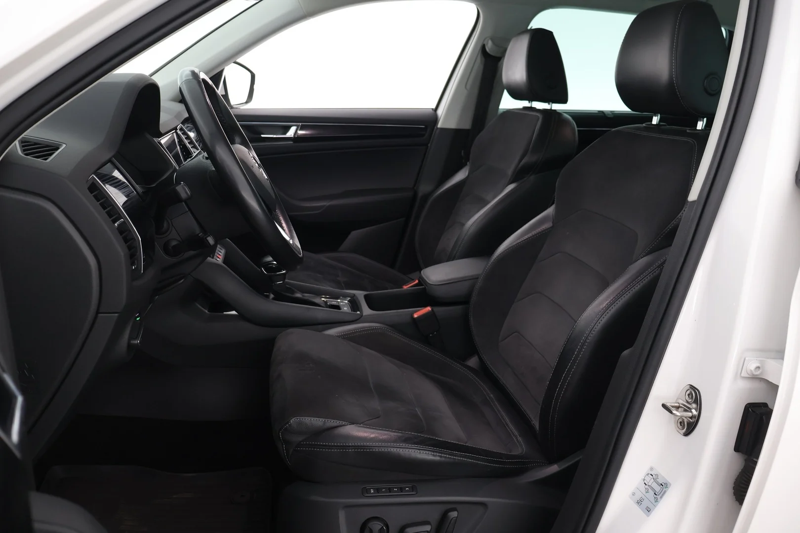 Car Image - 2b6kBY70QkFXrlary0dVQG