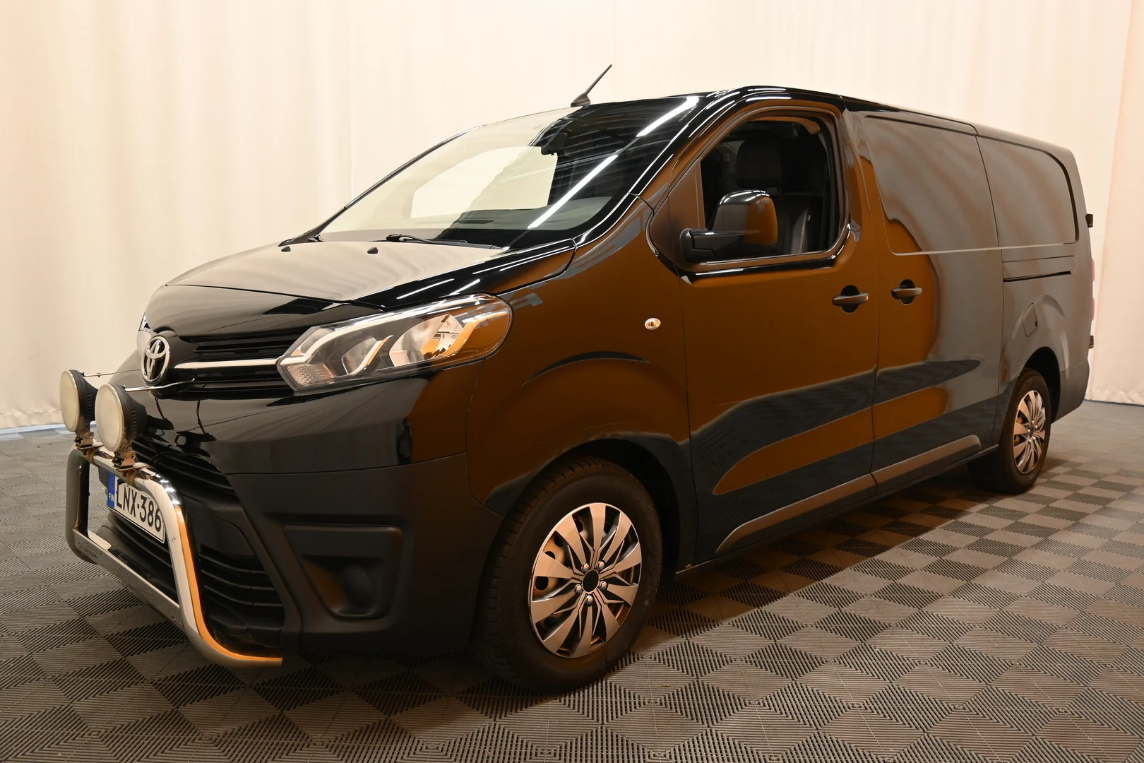 Car Image - 54n1CMzTYO4I27EGh4IoEI
