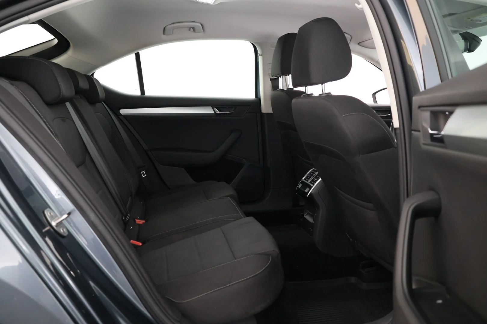 Car Image - 1wYzyh2oM6oE0YbfUatUSy