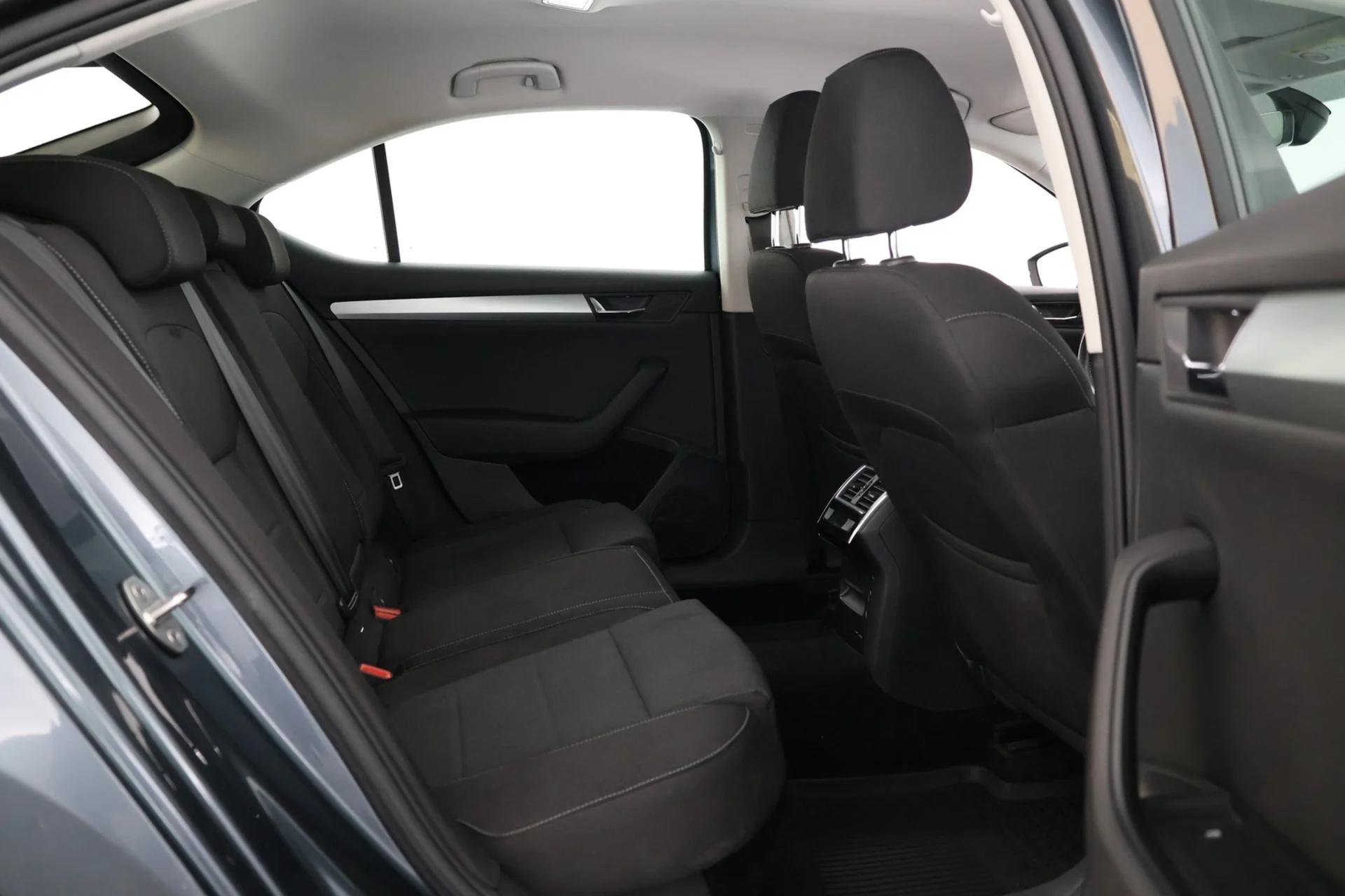 Car Image - 1wYzyh2oM6oE0YbfUatUSy