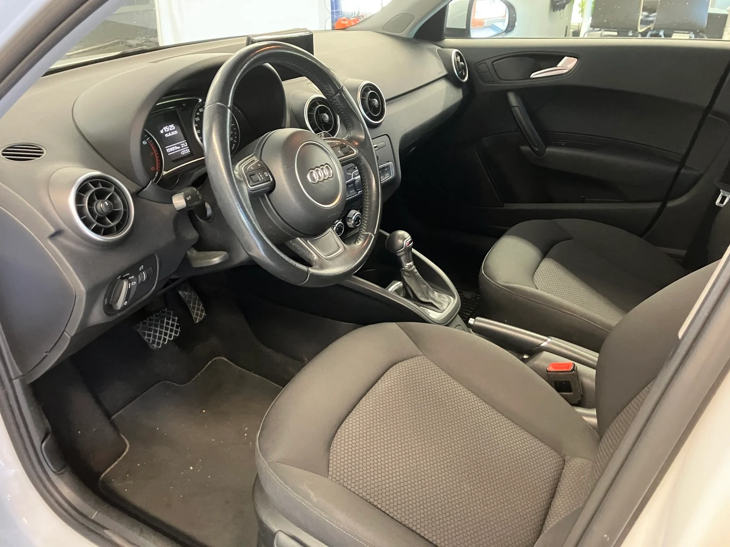 Car Image - 4wGpgbGh5jXCUx4y8XfB3s