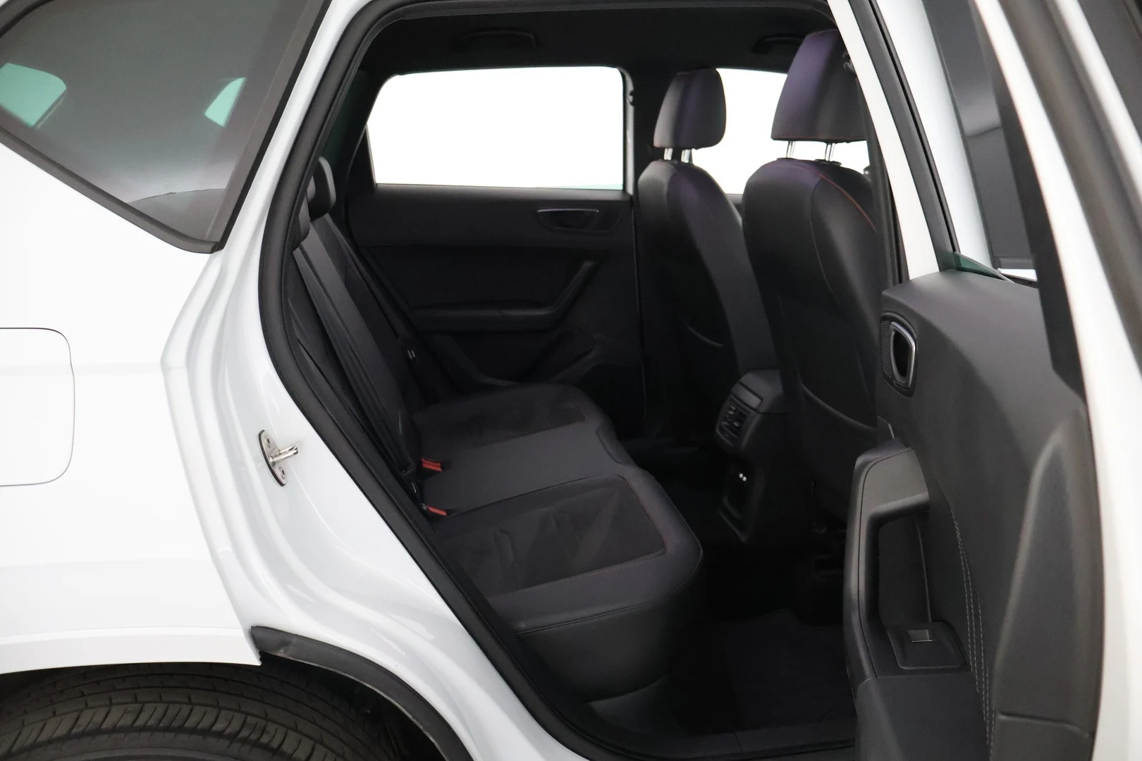 Car Image - 2IDL9CaAIrZQ7dg9oBM20G