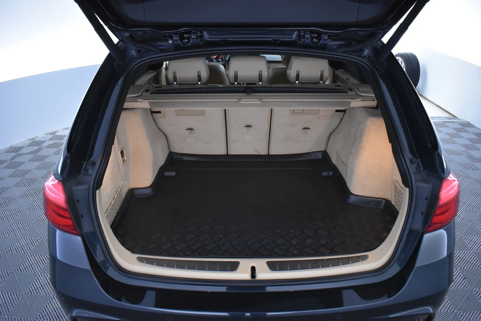Car Image - 6ZdzVTsRxfkqzrURMAE1I2