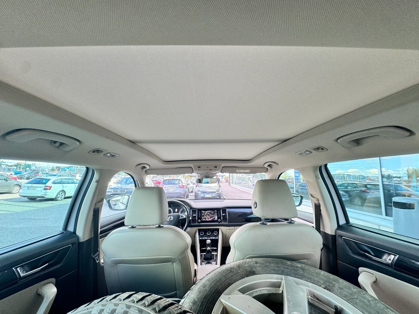 Car Image - 2lx2U9gZPkzSpSVUhiGk57