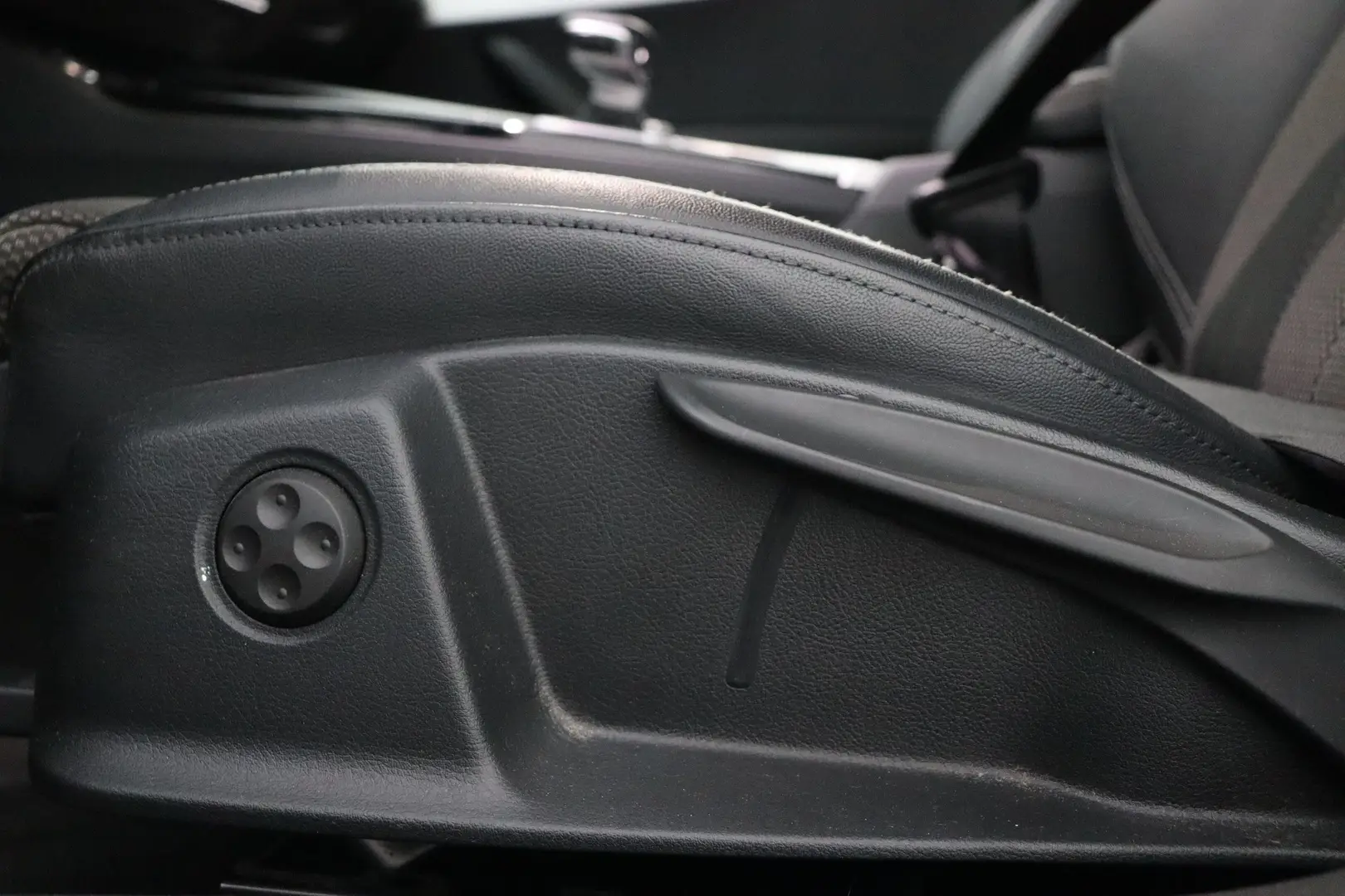 Car Image - 6m4IJN7eb8D6ebcQrba69Q