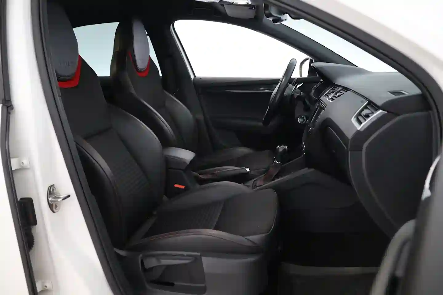 Car Image - 2qJEkn3y4aAt4X34cXeWC3