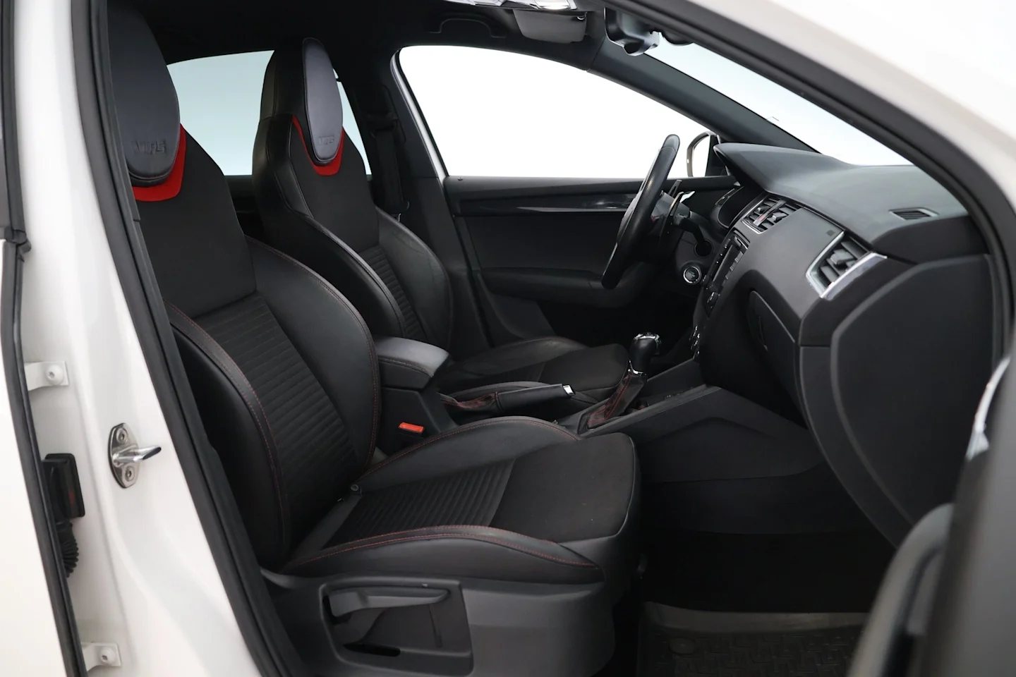 Car Image - 2qJEkn3y4aAt4X34cXeWC3