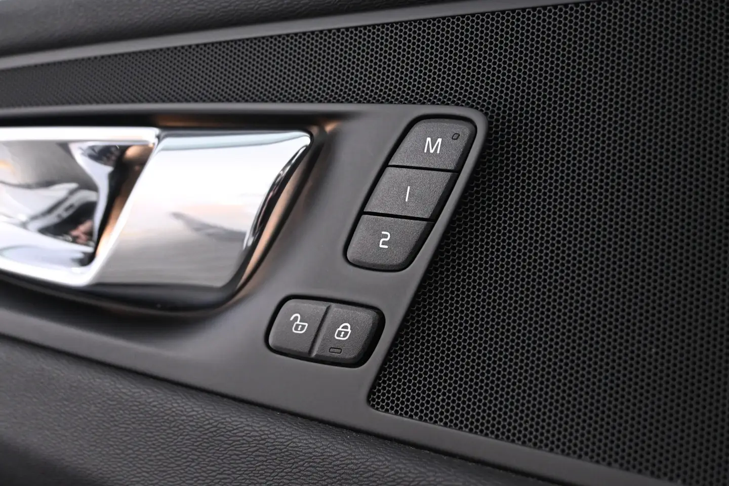 Car Image - 2yzWV51XqvpmKeDQhAbJEq