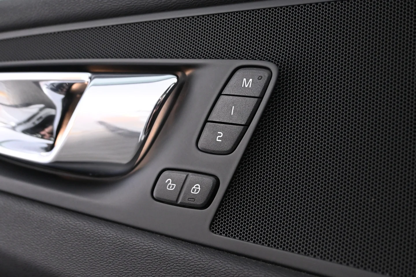 Car Image - 2yzWV51XqvpmKeDQhAbJEq