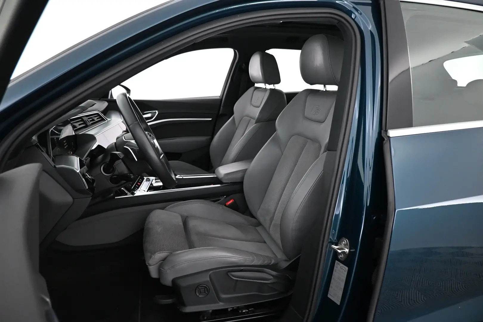 Car Image - 2YCRTGmSpT41jf5K9vQIAt