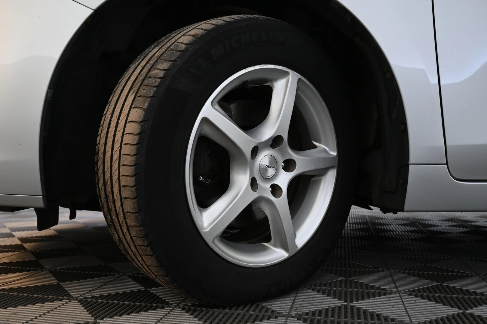 Car Image - 3xXvDpGtL4Du0SA9tUEm35