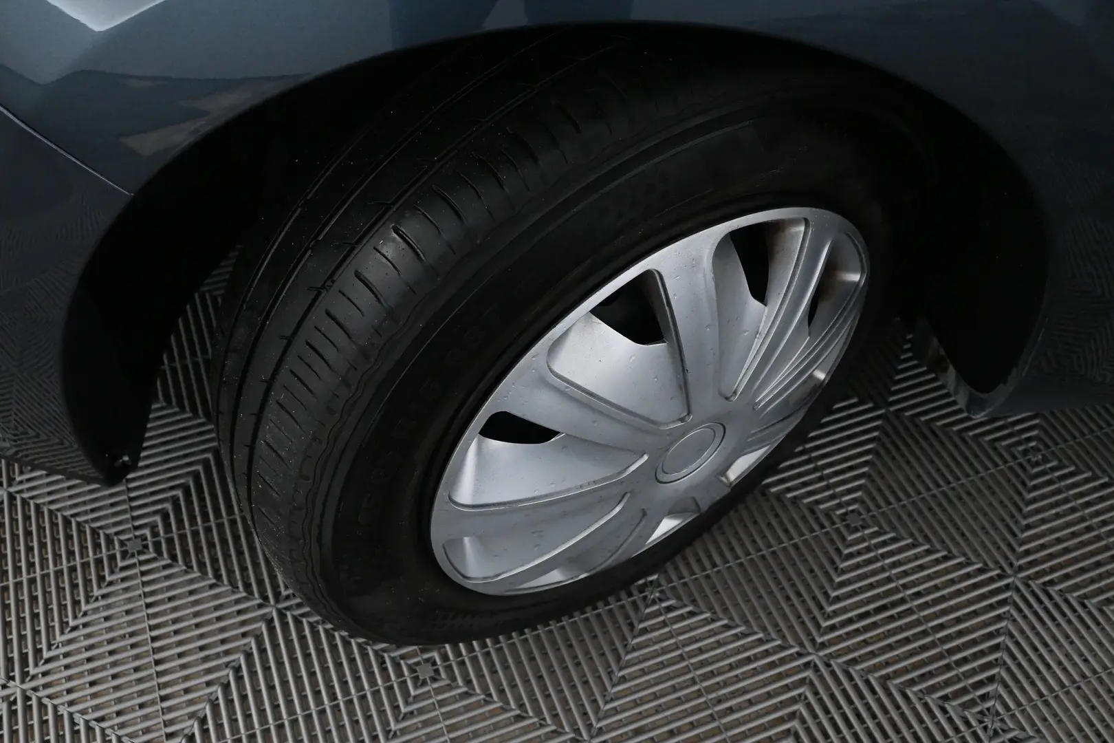 Car Image - 4lc3JHY4OjFWhQKASJWBCS
