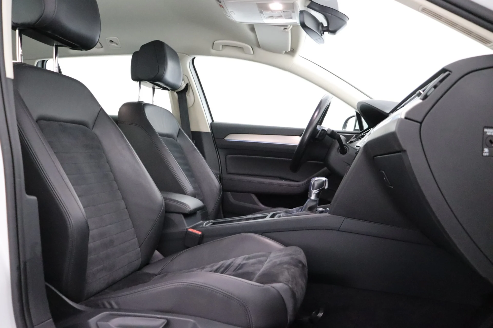 Car Image - yhpewGvviutgCvnj1lEMM