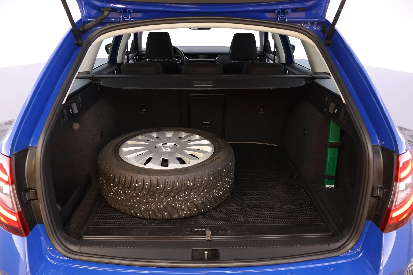 Car Image - 4mv3Q1yeTFqBVsqpX577kL