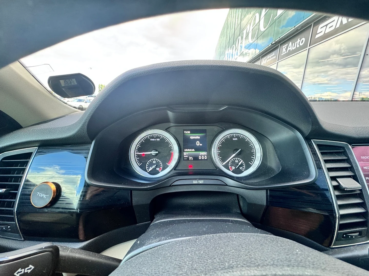 Car Image - 2lx2U9gZPkzSpSVUhiGk57