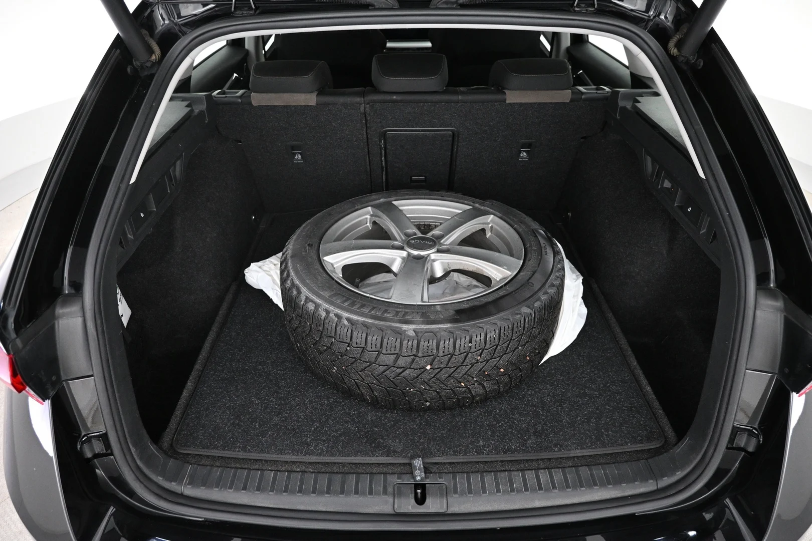 Car Image - UunPpROg0z6VOzF8VRda9