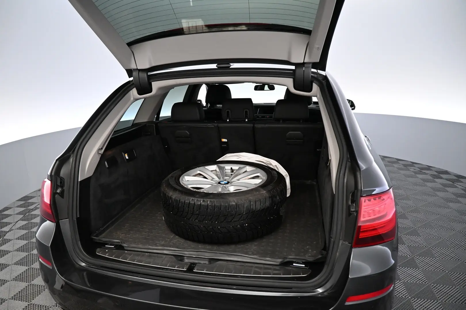 Car Image - ylDi04j1MnHKybXRwRsz1