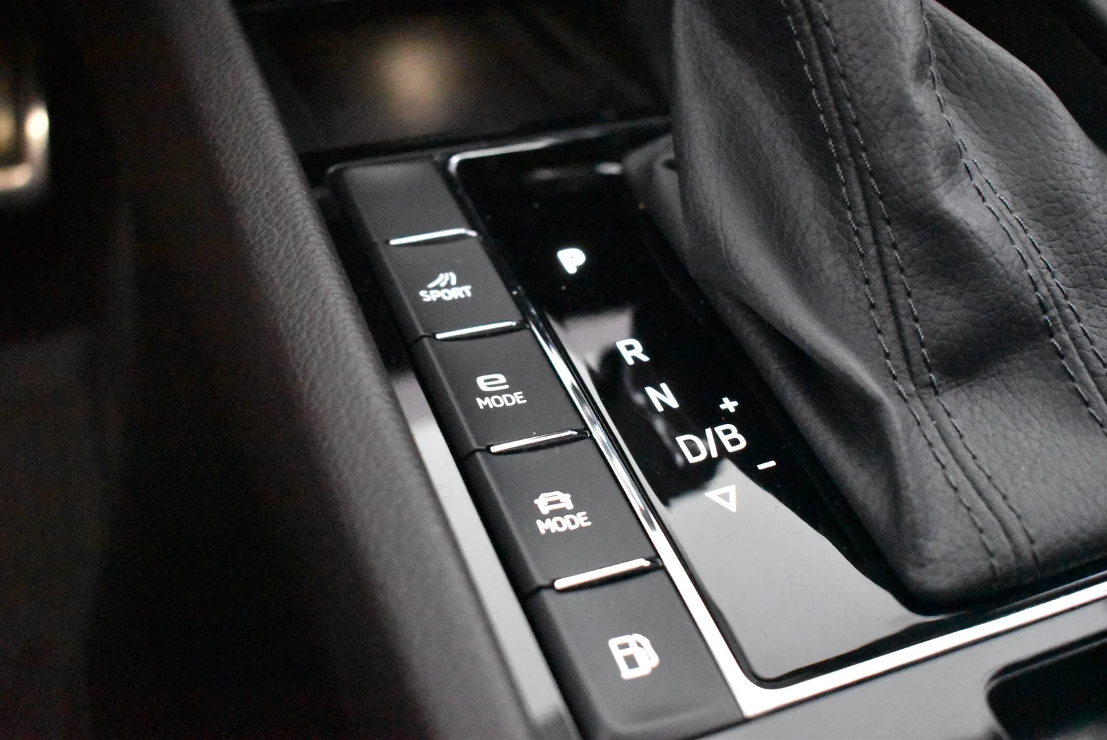 Car Image - 13w25zp9MWms980aX5wsN7
