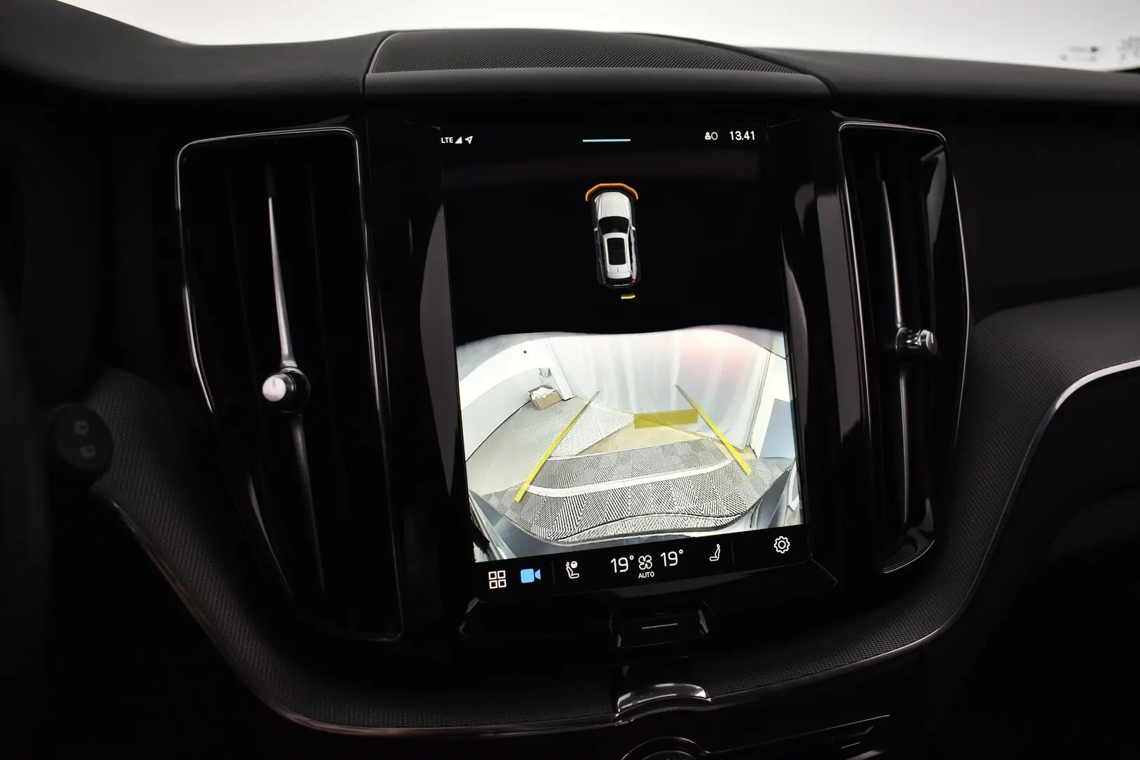 Car Image - UkDHRV7B0gWjFV2qsPc2e