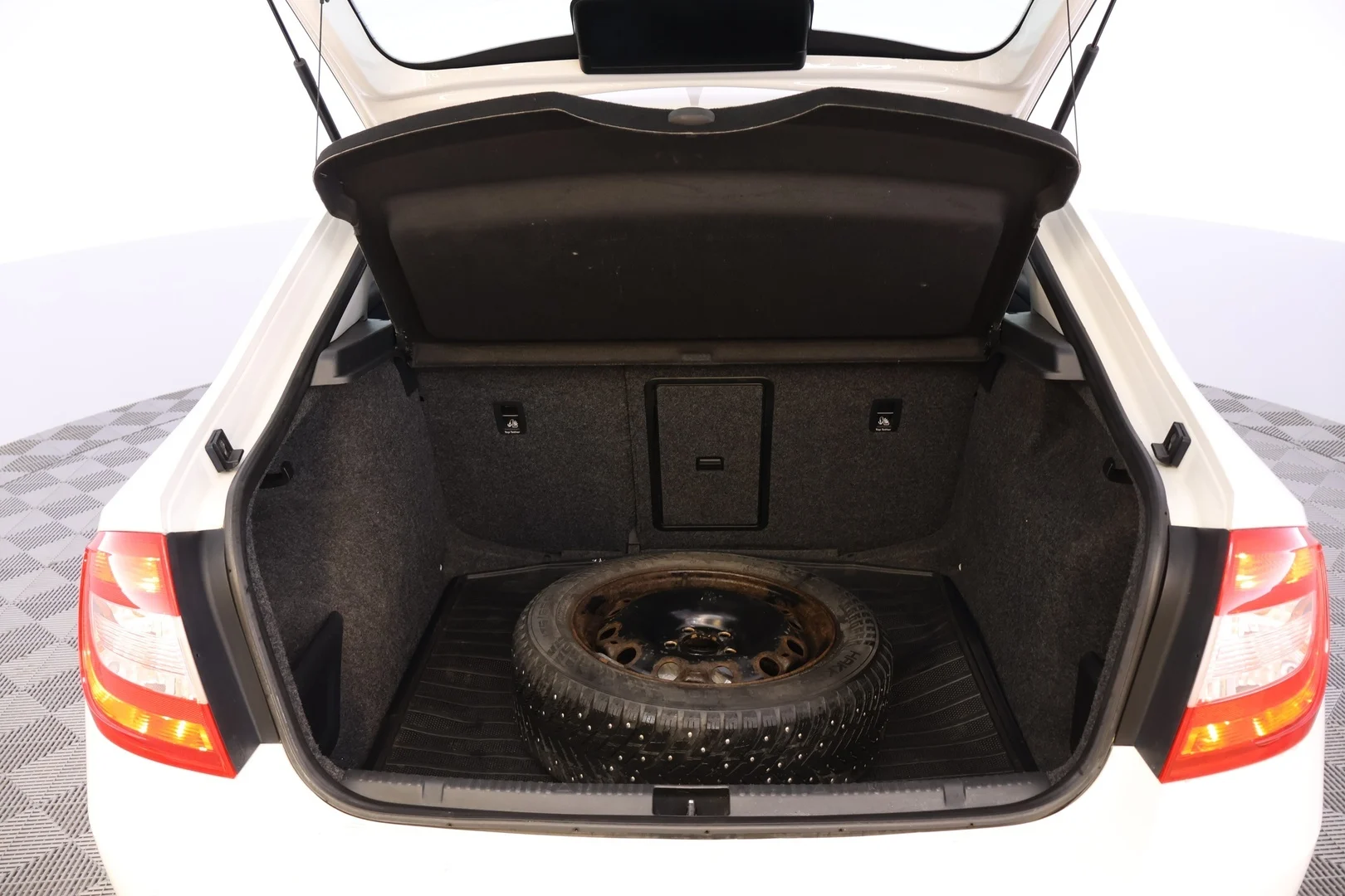 Car Image - 6z4U3yGmrEhZwlXpn2qGnb