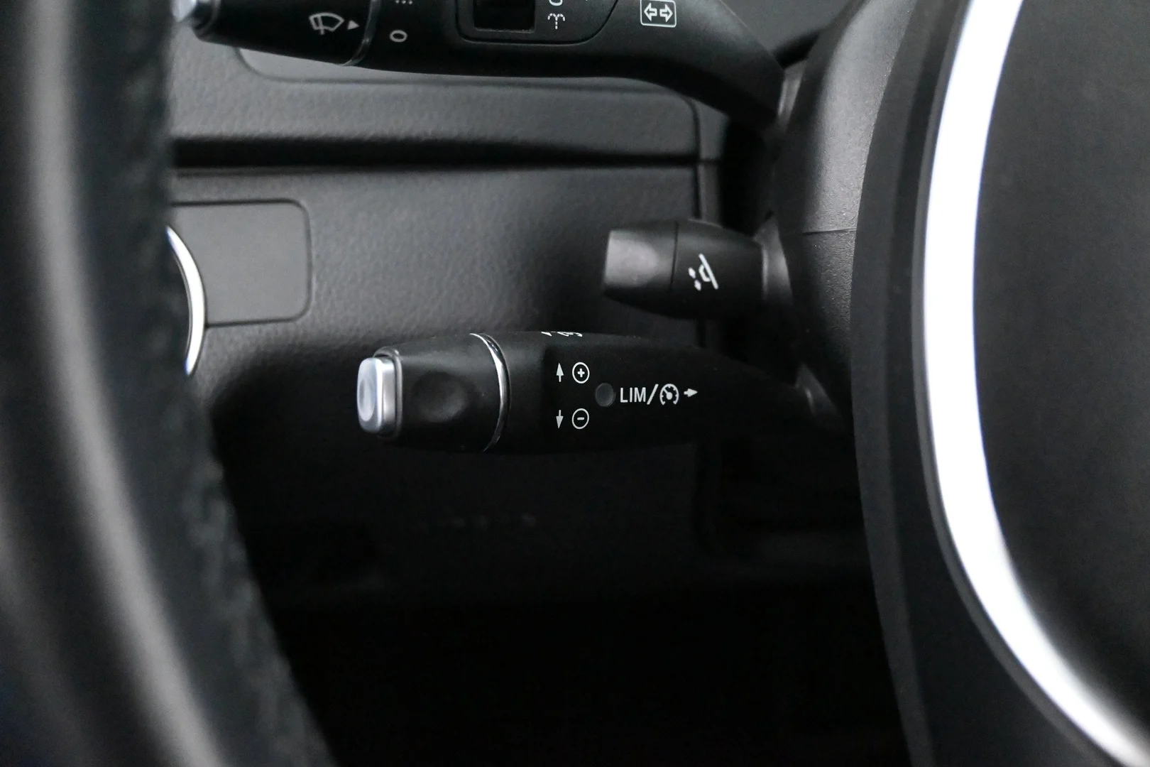 Car Image - 67QPSRZQPLyZaoZXsnsQJL
